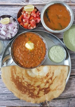 મૈસુર મસાલા ઢોંસા (Mysore Masala Dosa Recipe In Gujarati) રેસીપી મુખ્ય ફોટો