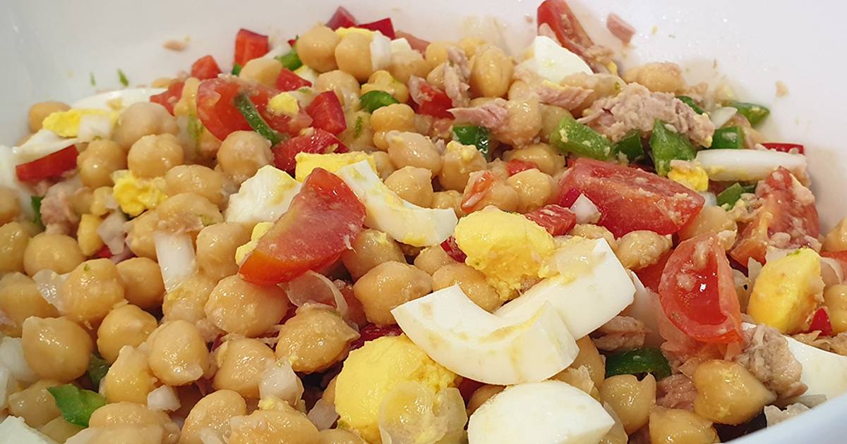 Bol de ensalada al gusto con salsa de garbanzos y Thermomix