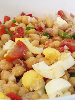 Una foto de Ensalada de garbanzos