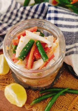 गाजर मूली हरी मिर्च का अचार(instant pickle of carrot,redish n green chilli) रेसिपी मुख्य फोटो
