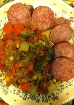 Une photo de Saucisson de Lyon jardinière de légumes