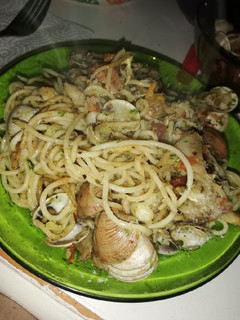 Una foto de Spaguettis de mar con salsa verde