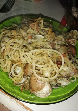 Una foto de Spaguettis de mar con salsa verde