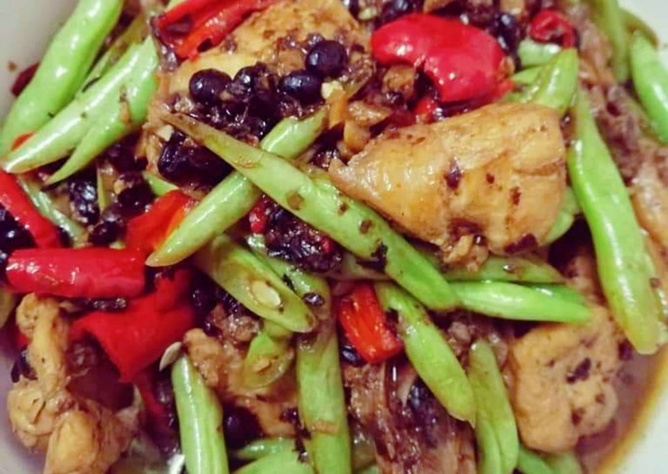 Ayam asin dan kacang hitam