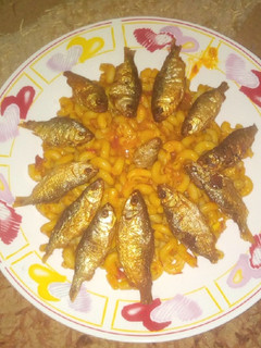 A picture of Macaroni with fried fish.