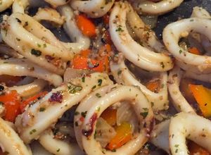 Una foto de Calamares al ajillo con aceite de coco 🌴 y salsa de ostras ❤