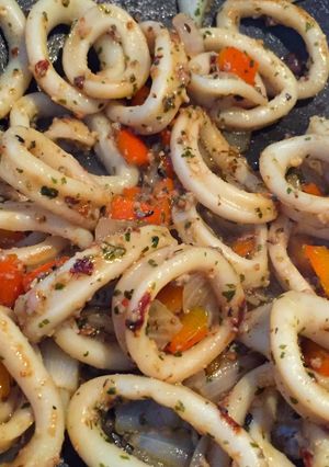 Una foto de Calamares al ajillo con aceite de coco 🌴 y salsa de ostras ❤