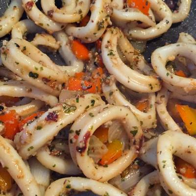 Calamares al ajillo con aceite de coco ? y salsa de ostras ❤ Receta de  Yillian Crespo Hunck- Cookpad