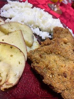 Una foto de Milanesas de carne entera con papas rústicas 🍚🍽