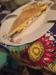 Una foto de Tarta de acelga con jamón, queso y huevo duro