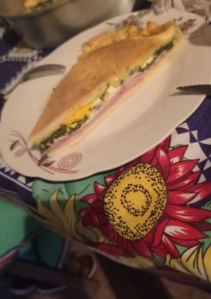 Una foto de Tarta de acelga con jamón, queso y huevo duro
