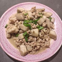 A picture of Taro with Minced Pork.