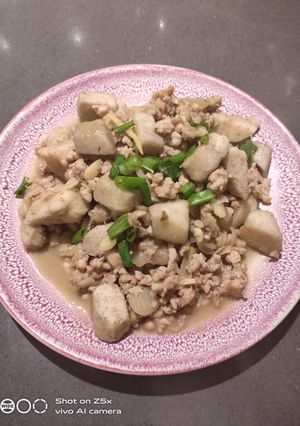 A picture of Taro with Minced Pork.