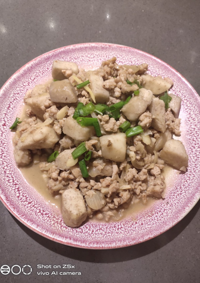 A picture of Taro with Minced Pork.