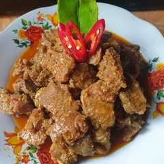 A picture of Rendang daging sapi empuk.