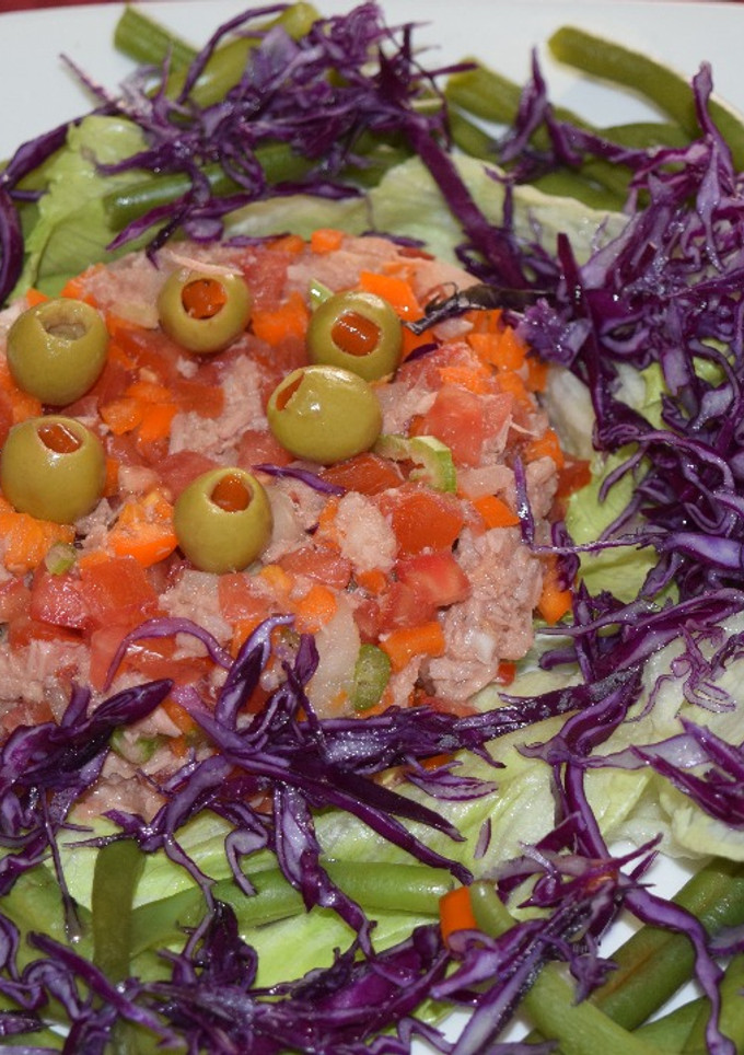 Una foto de Ensalada de atun multicolor