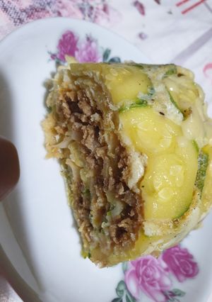 Une photo de Roulé de courgette à la viande hachée et au fromage