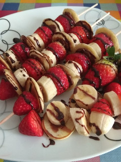 Una foto de Brochetas de fresa, plátano y mini-tortitas