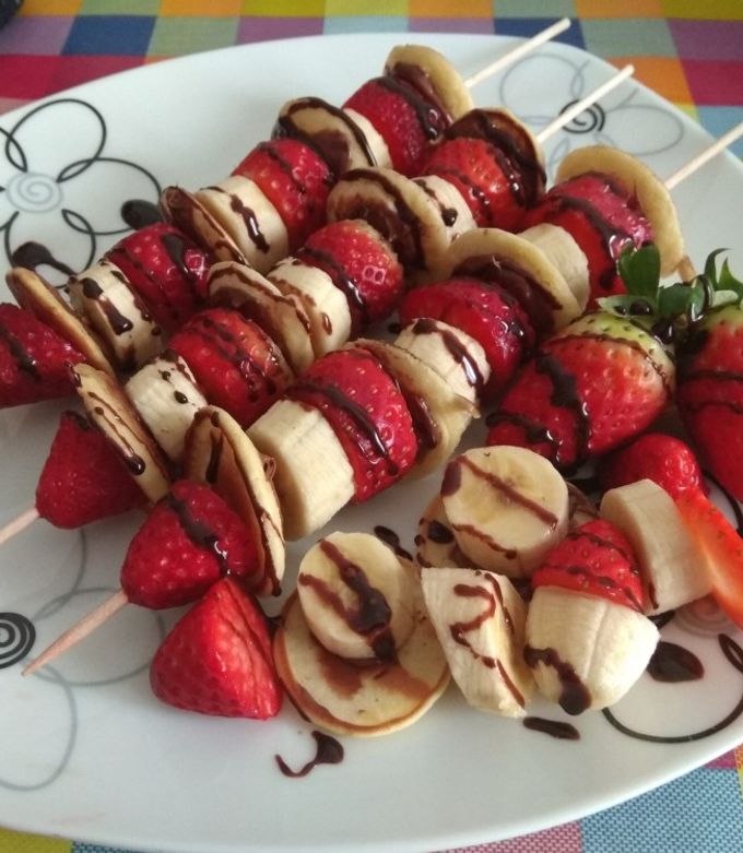Una foto de Brochetas de fresa, plátano y mini-tortitas