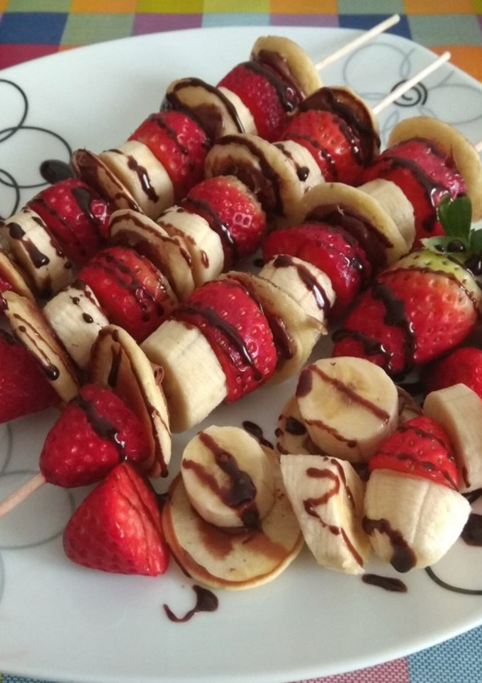 Una foto de Brochetas de fresa, plátano y mini-tortitas