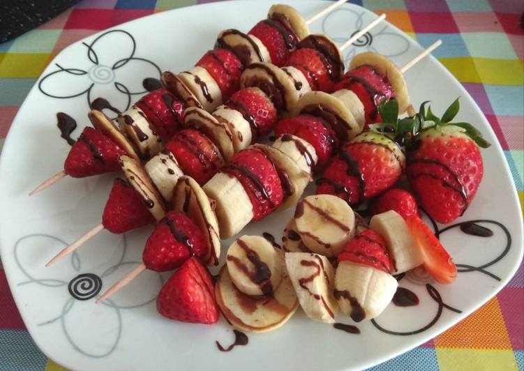 Brochetas de fresa, plátano y mini-tortitas