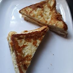 A picture of Egg and bread sandwich.