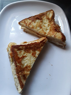 A picture of Egg and bread sandwich.