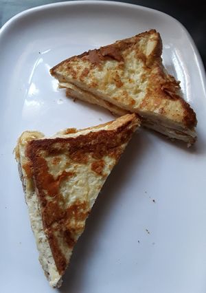 A picture of Egg and bread sandwich.