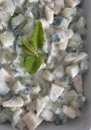 Une photo de Tzatziki concombre et pomme verte