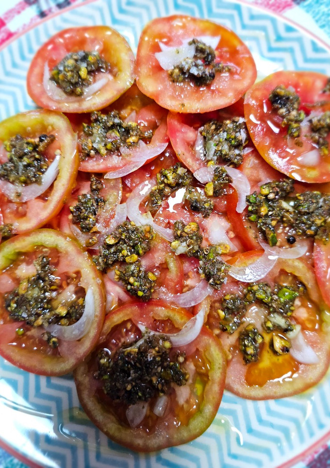 Una foto de Ensalada de tomate y aliño crujiente