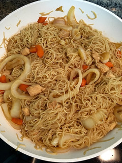 Una foto de Spaguettis (noodles) con pollo y verduras