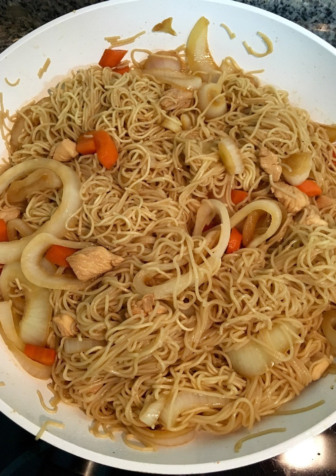 Una foto de Spaguettis (noodles) con pollo y verduras
