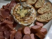 Une photo de camembert au four