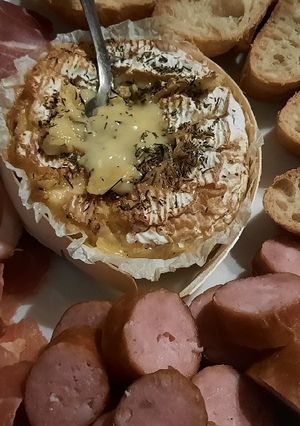 Une photo de Camembert au thym au four et charcuteries
