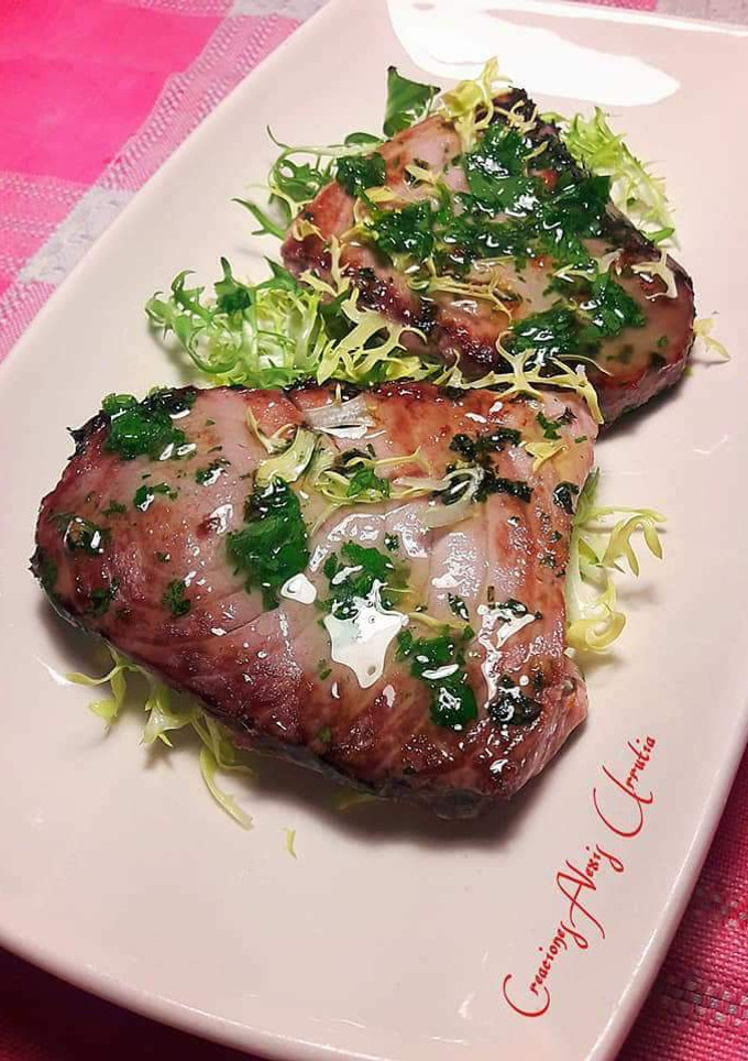Una foto de Filetes de atún a la plancha con aceite de perejil