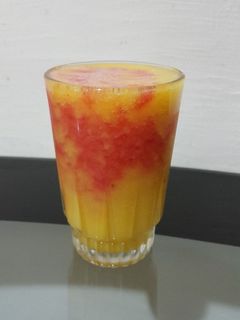 صورة لوصفة سموذي المانجو والفراولة 🍓🍷