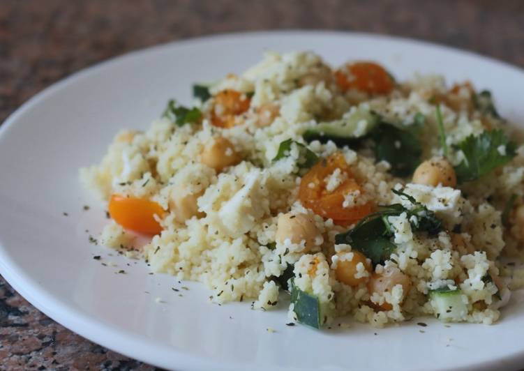 Salada de couscous com grão de bico