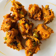A picture of Crispy onion pakora.