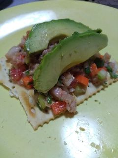Una foto de Ceviche De Pescado Y Camarón Estilo JarCas