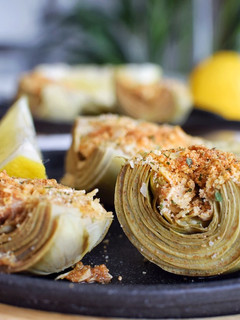 Una foto de Alcachofas gratinadas con almendras y queso