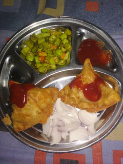 शेजवान समोसा (Schezwan Samosa recipe in Hindi) रेसिपी मुख्य फोटो