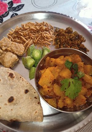 कद्दू की खट्टी मीठी सब्जी(Kaddu ki khatti meethi sabzi recipe Hindi) रेसिपी मुख्य फोटो