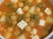 Una foto de sopa de nopales
