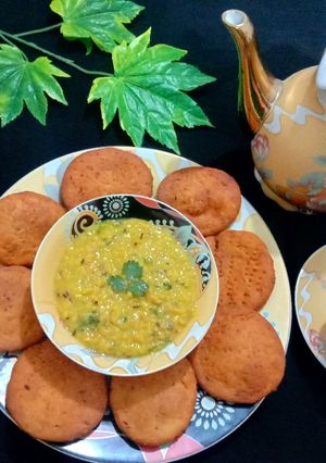 A picture of Crispy papri with dal.