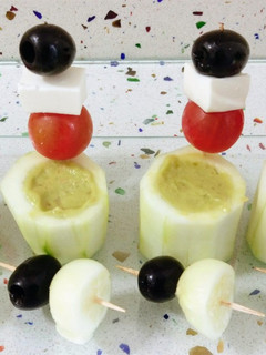 Una foto de Pepinos rellenos de guacamole