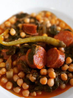 Una foto de Garbanzos estofados con acelgas y chorizo picante