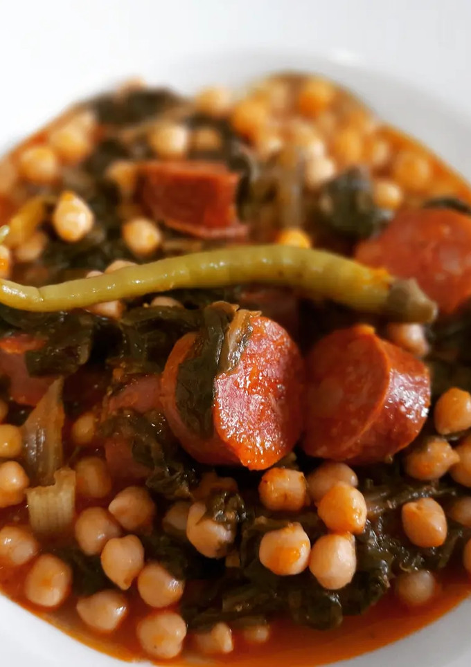 Una foto de Garbanzos estofados con acelgas y chorizo picante