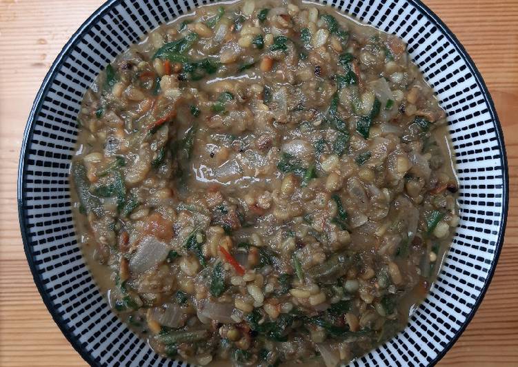 Green gram with spinach curry