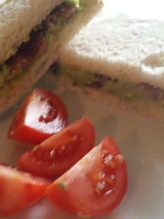 Una foto de Sandwich de aguacate con jamón crujiente