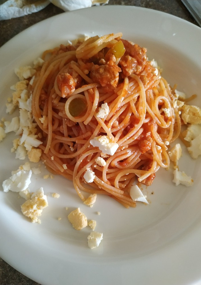 Una foto de Espaguetis con carne y huevo